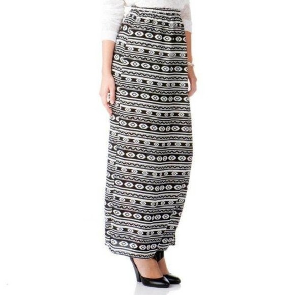 Francesca's Collections Dresses & Skirts - Francesca's Paseo Printed Maxi Skirt Size Small